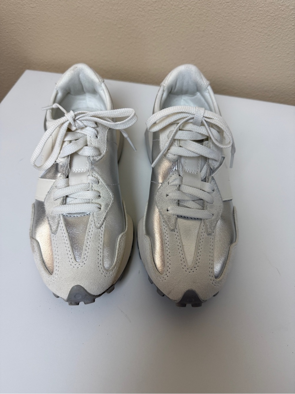 New Balance Women’s 327 Metallic Silver White Size 7 - Picture 3 of 9
